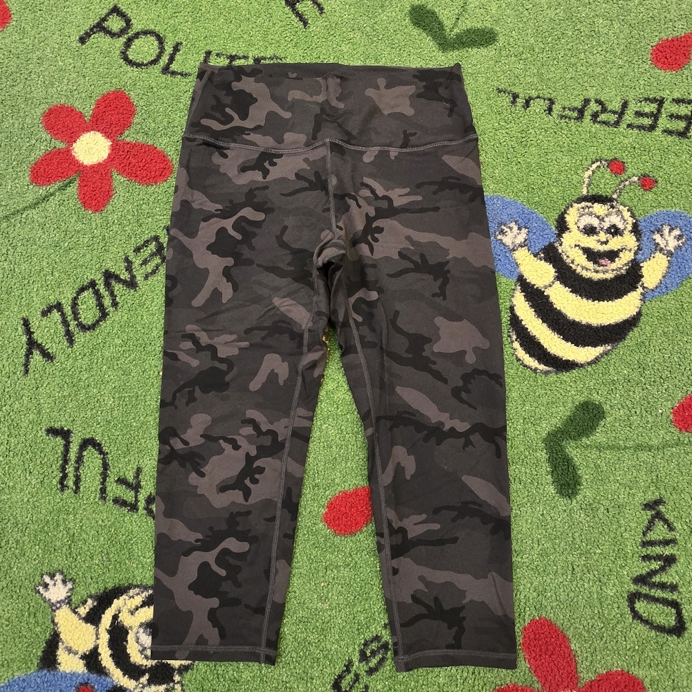 ZYIA Women's Camouflage Capri Legging Pants Size 8-10